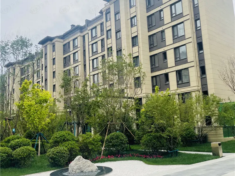 小区内部景观及道路实景